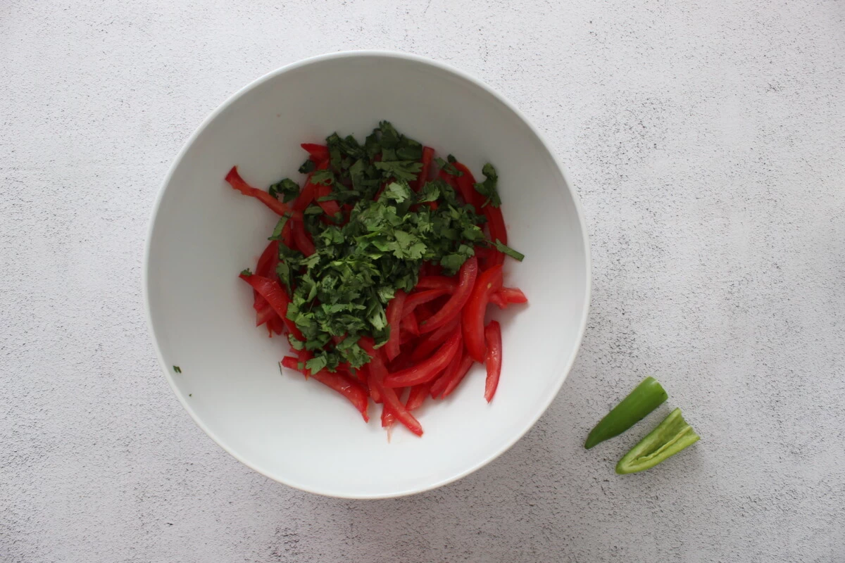 Фото приготовления рецепта: Качумбари (салат из помидоров и красного лука) - шаг №3