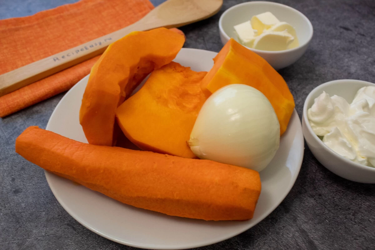 Фото приготовления рецепта: Тушеная тыква с морковью и сметаной - шаг №1