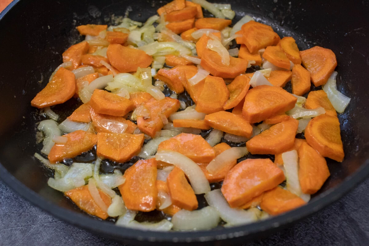 Фото приготовления рецепта: Тушеная тыква с морковью и сметаной - шаг №4