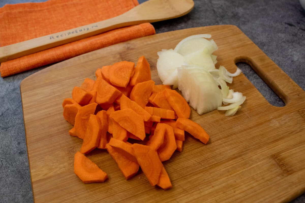 Фото приготовления рецепта: Тушеная тыква с морковью и сметаной - шаг №2