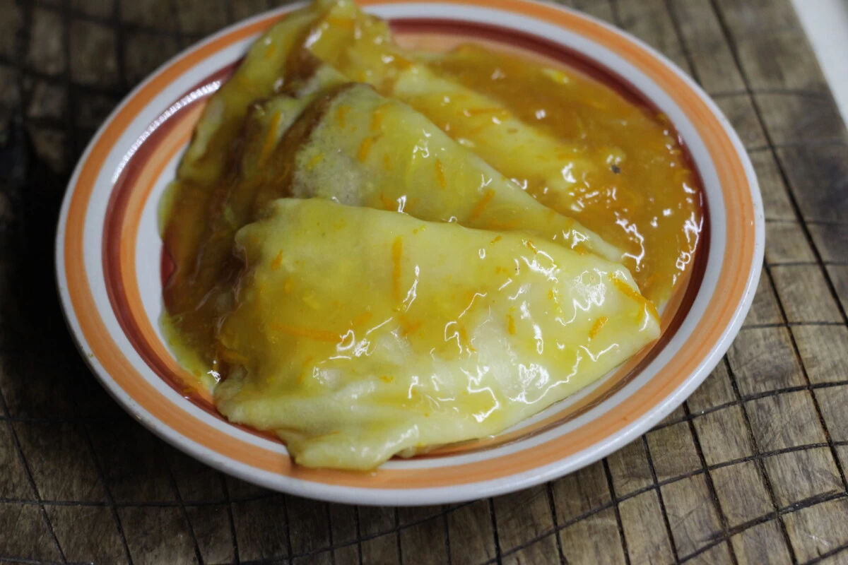 Фото приготовления рецепта: Блинчики в апельсиновом соусе Креп-сюзетт - шаг №7