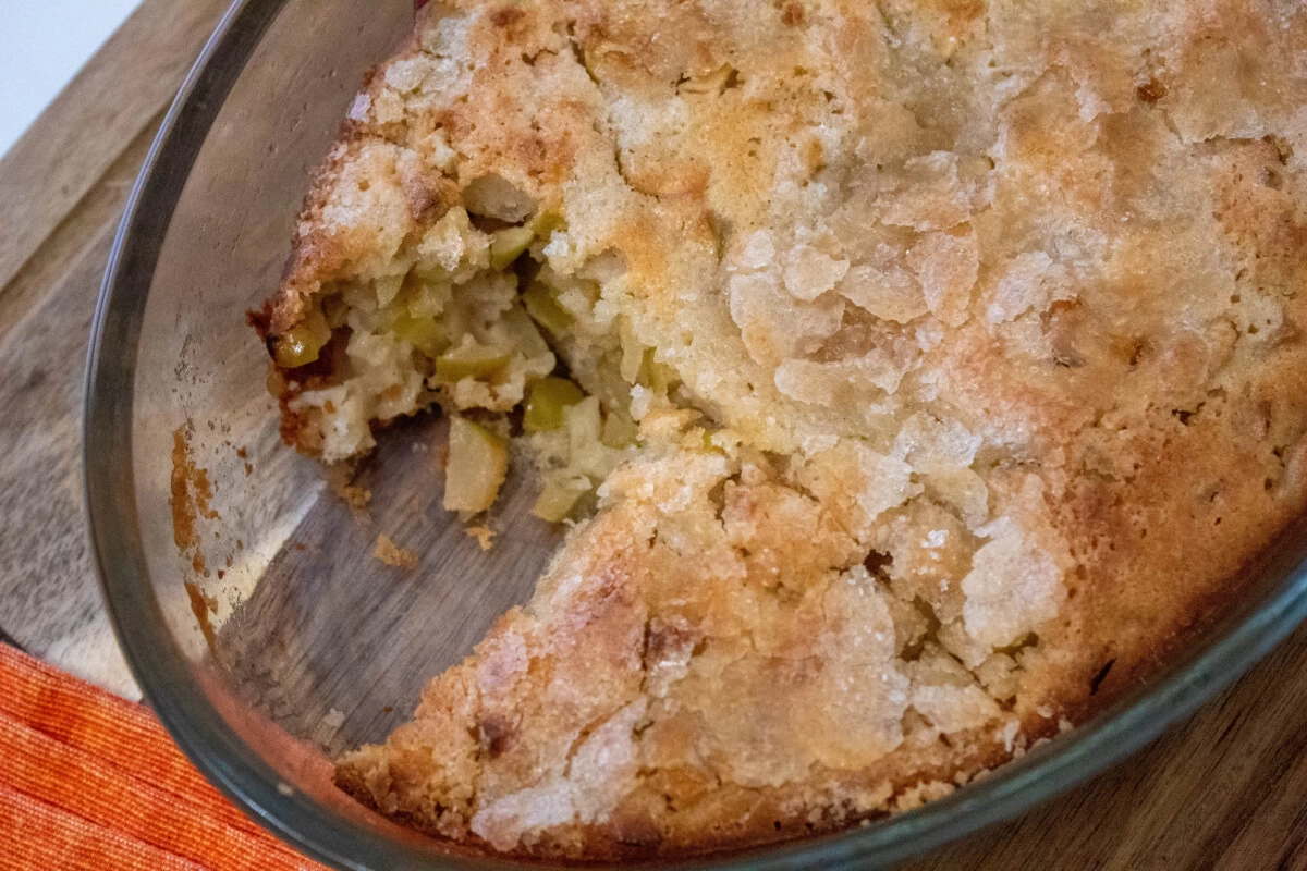 Фото приготовления рецепта: Пирог с зеленым яблоком - шаг №7