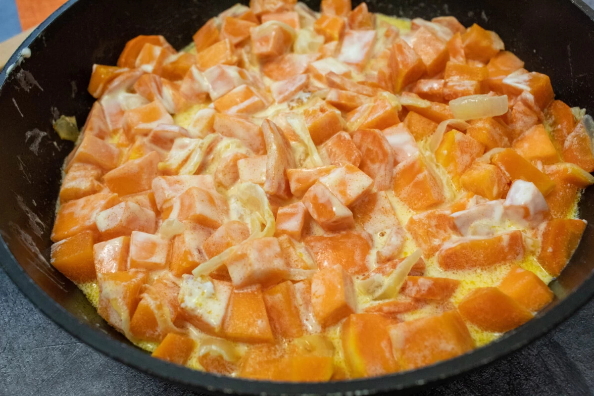 Фото приготовления рецепта: Тушеная тыква с морковью и сметаной - шаг №6