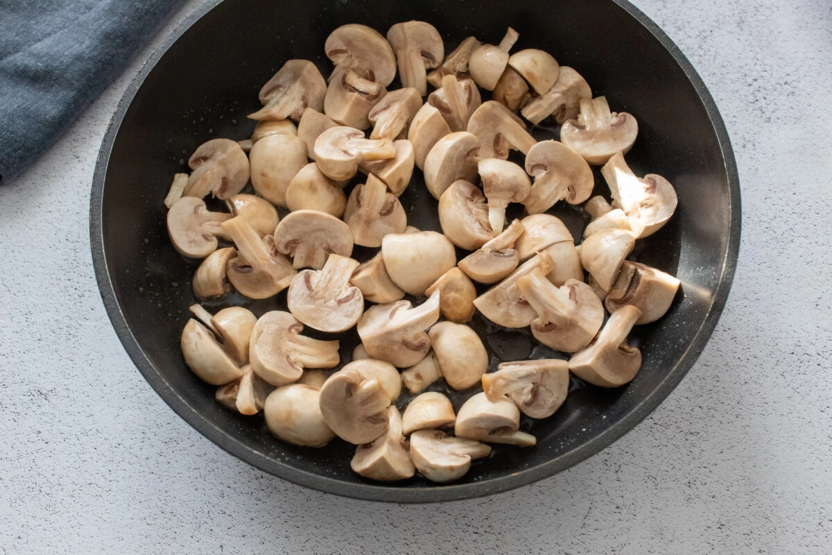 Фото приготовления рецепта: Капуста тушеная с грибами и картофелем - шаг №2