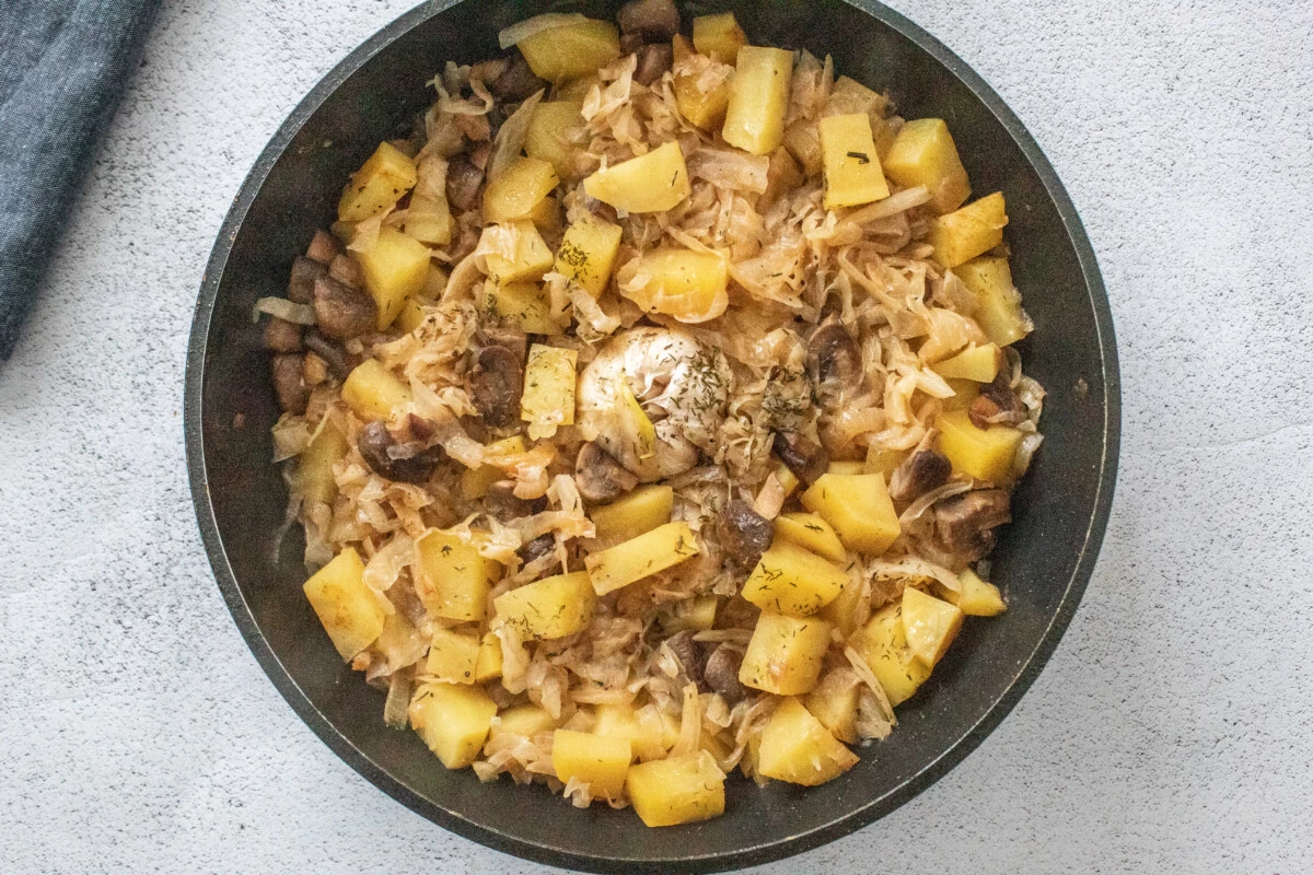 Фото приготовления рецепта: Капуста тушеная с грибами и картофелем - шаг №7