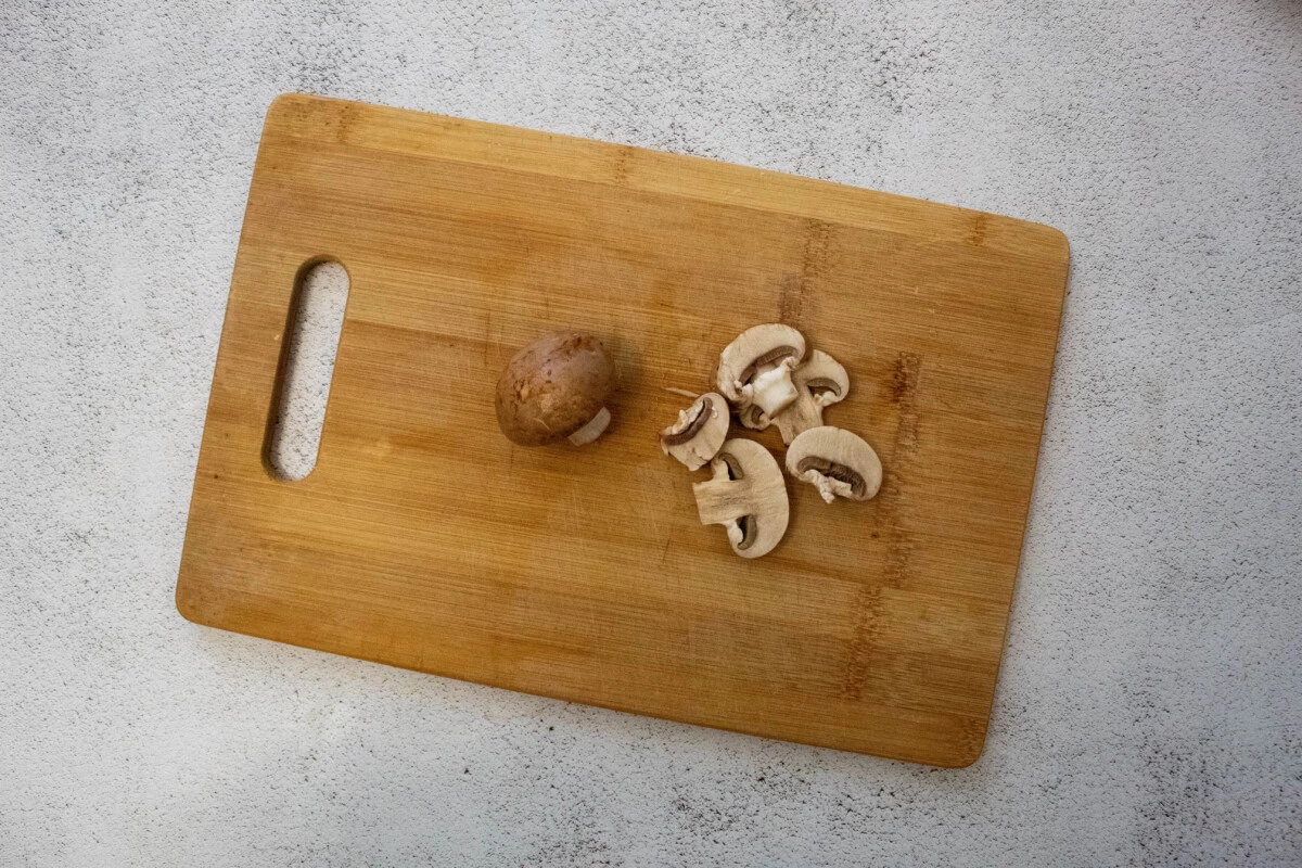 Фото приготовления рецепта: Тушеная капуста с грибами на сковороде - шаг №2