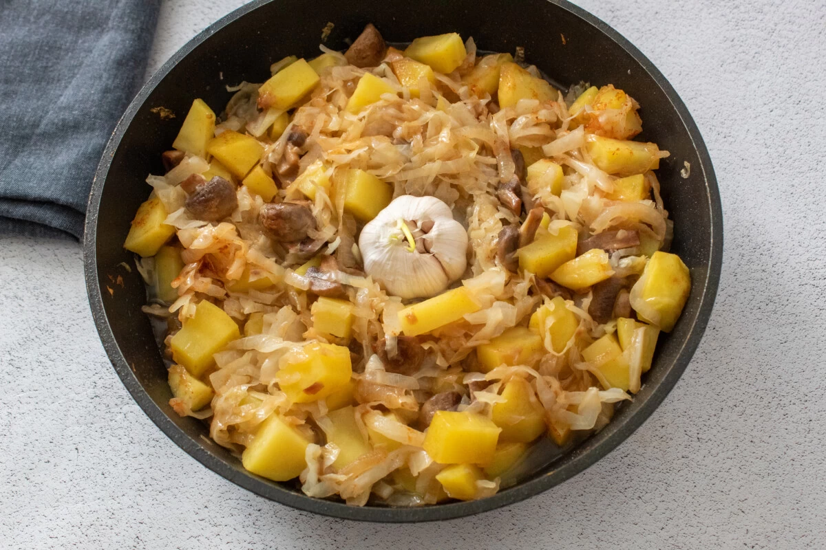 Фото приготовления рецепта: Капуста тушеная с грибами и картофелем - шаг №6