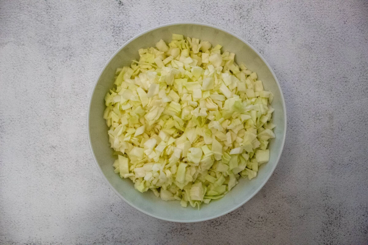 Фото приготовления рецепта: Тушеная капуста с грибами на сковороде - шаг №4