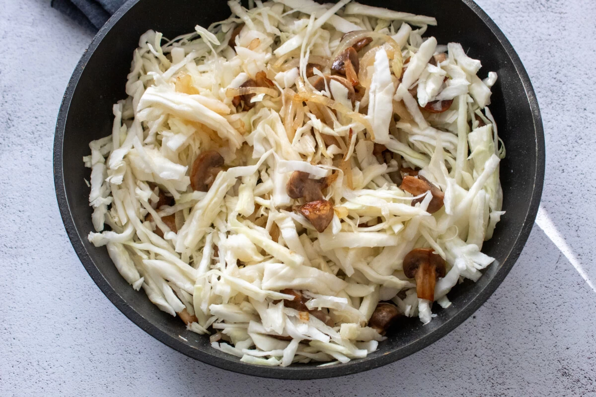 Фото приготовления рецепта: Капуста тушеная с грибами и картофелем - шаг №4