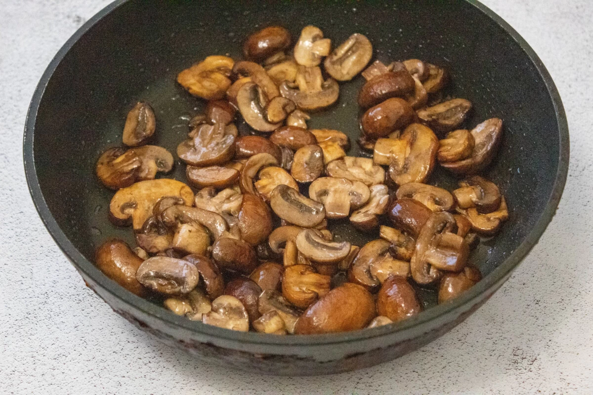 Фото приготовления рецепта: Тушеная капуста с грибами на сковороде - шаг №3