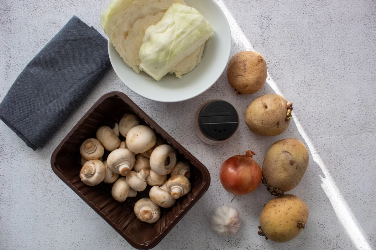 Фото приготовления рецепта: Капуста тушеная с грибами и картофелем - шаг №1