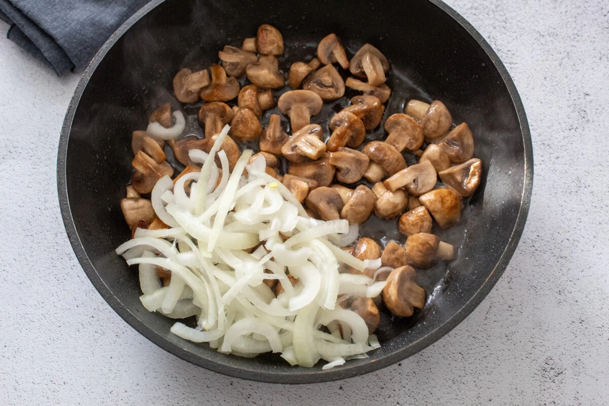 Фото приготовления рецепта: Капуста тушеная с грибами и картофелем - шаг №3