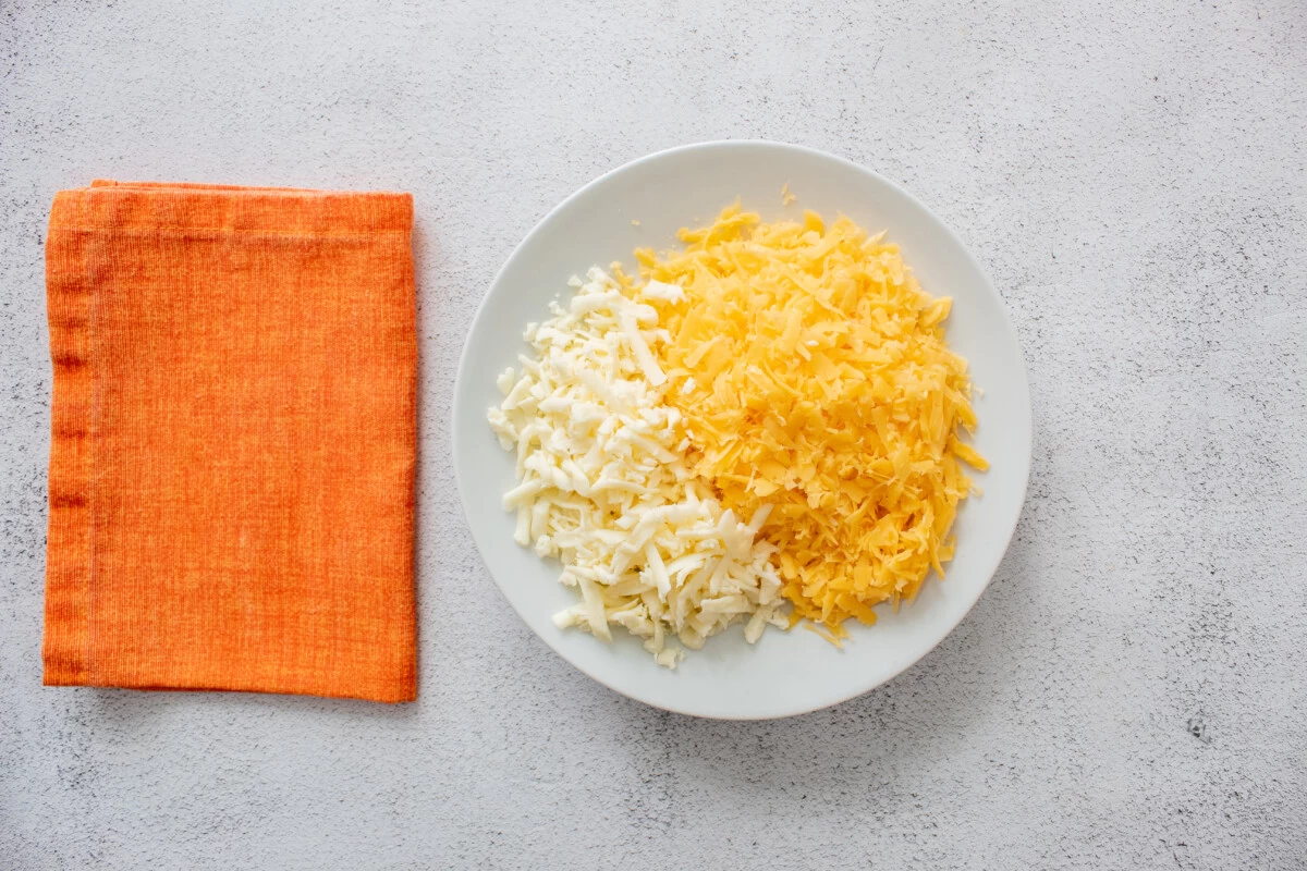 Фото приготовления рецепта: Макароны с сыром по американски - шаг №3