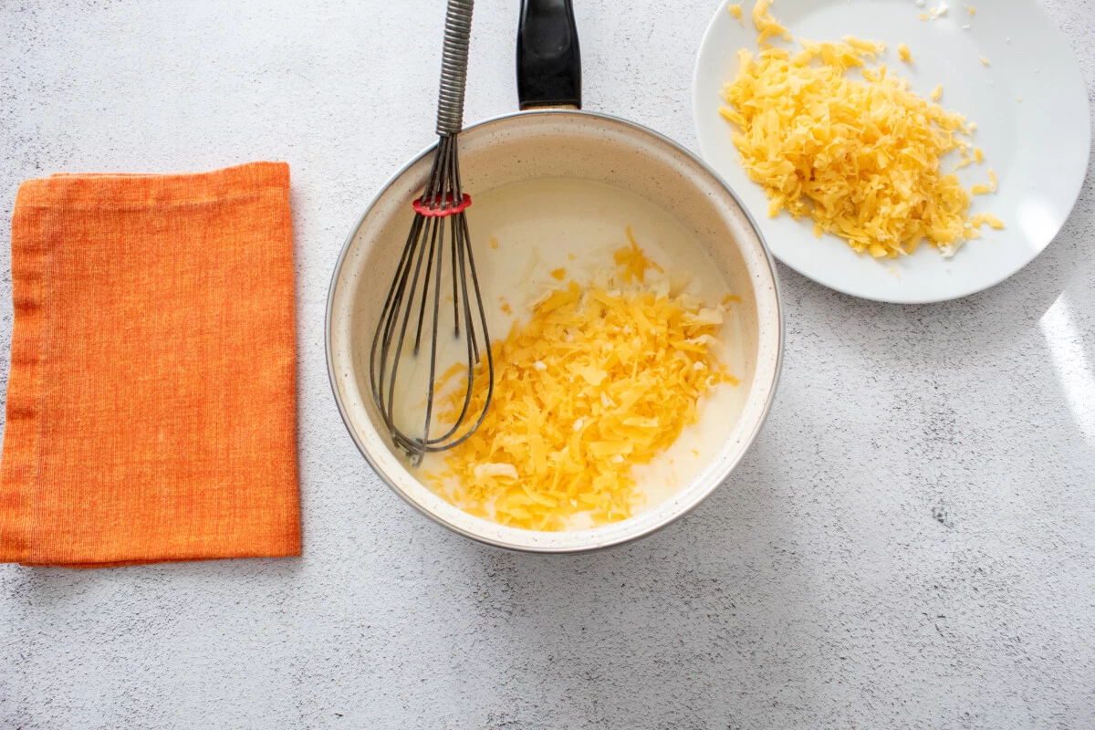 Фото приготовления рецепта: Макароны с сыром по американски - шаг №8