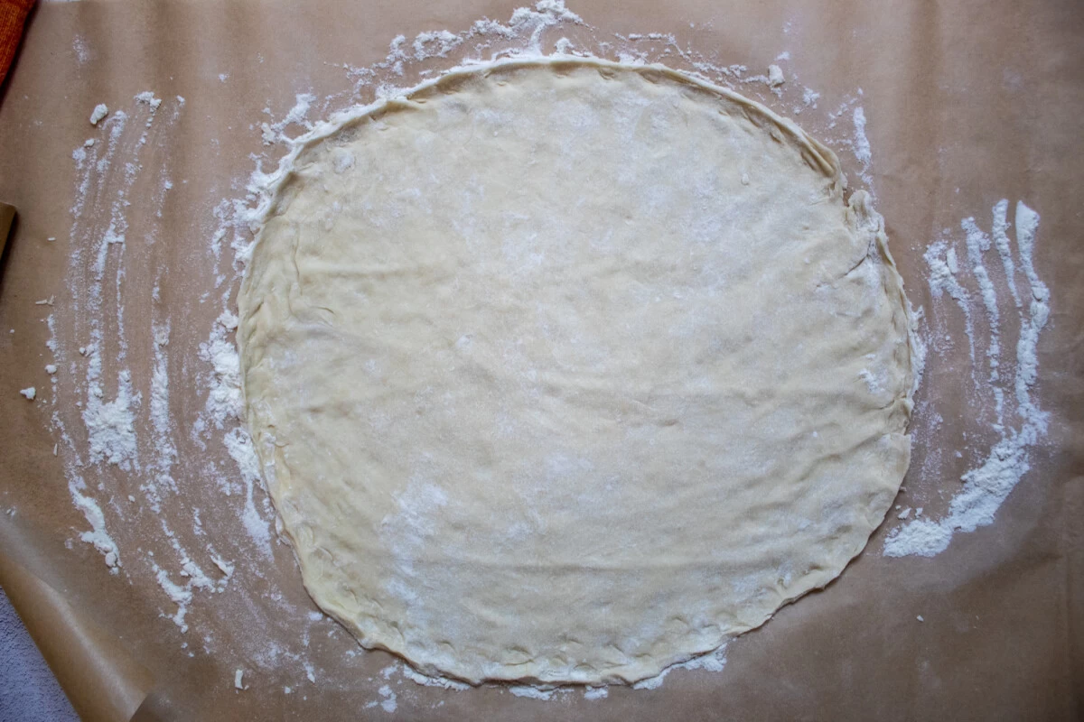 Фото приготовления рецепта: Дрожжевая пицца с помидорами и сыром - шаг №6