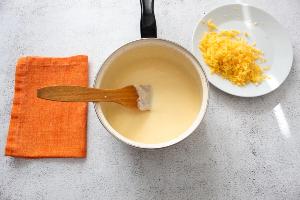 Фото приготовления рецепта: Макароны с сыром по американски - шаг №9