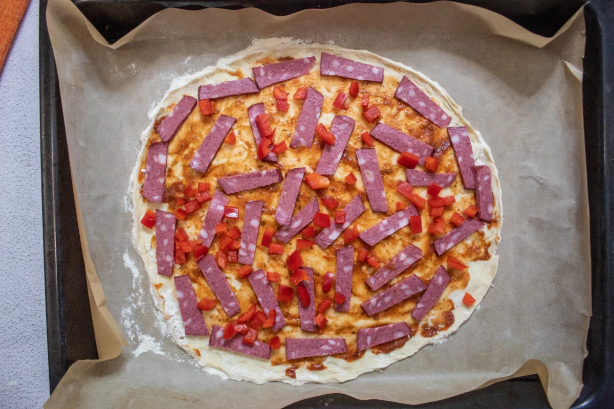 Фото приготовления рецепта: Дрожжевая пицца с помидорами и сыром - шаг №9