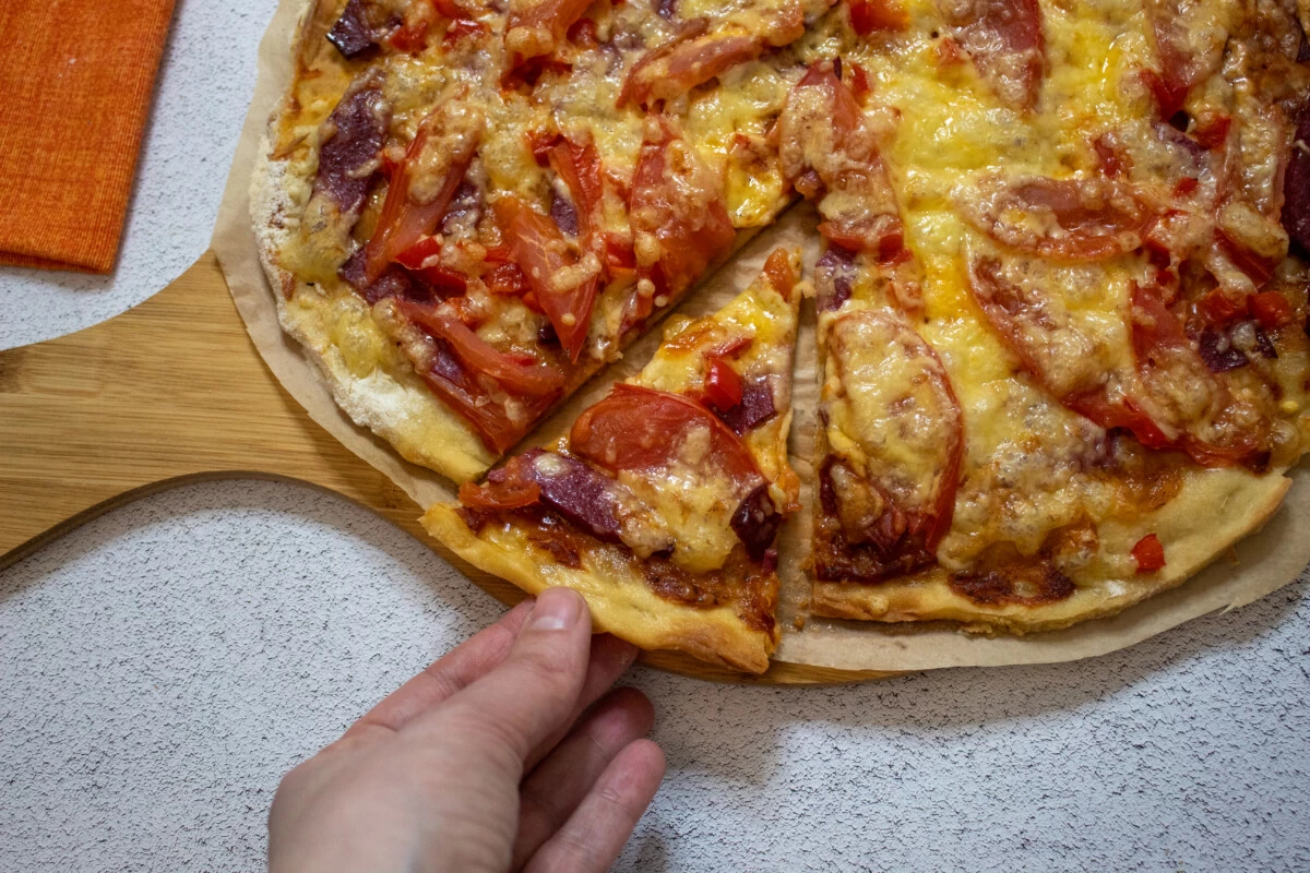 Дрожжевая пицца с помидорами и сыром