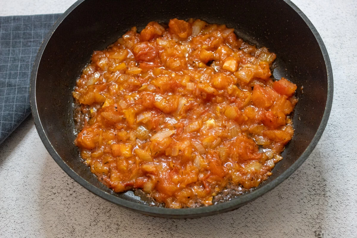 Фото приготовления рецепта: Макароны с луком и яйцом в томатном соусе - шаг №6
