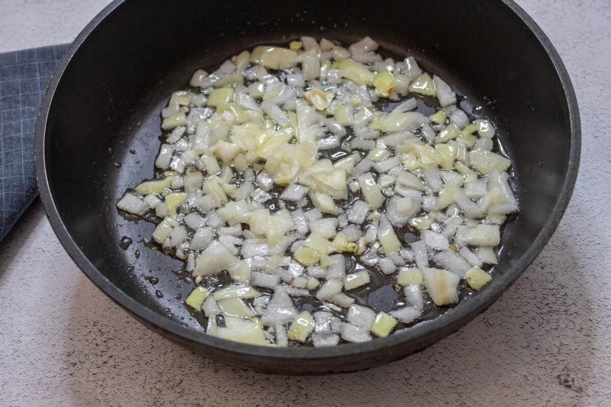 Фото приготовления рецепта: Макароны с луком и яйцом в томатном соусе - шаг №4