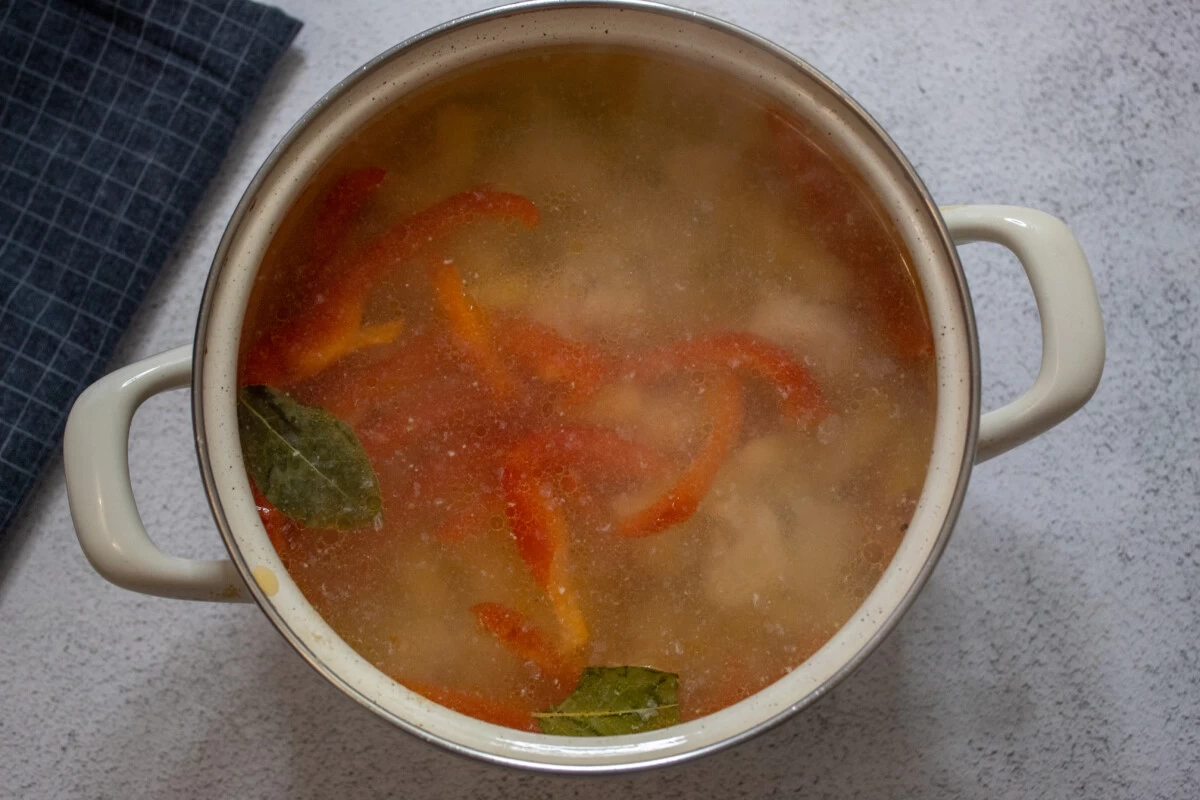 Фото приготовления рецепта: Суп с болгарским перцем и помидорами - шаг №9