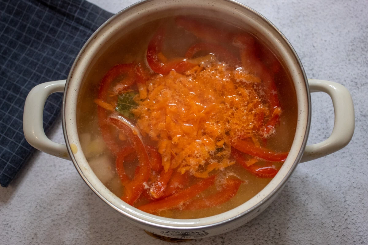Фото приготовления рецепта: Суп с болгарским перцем и помидорами - шаг №10