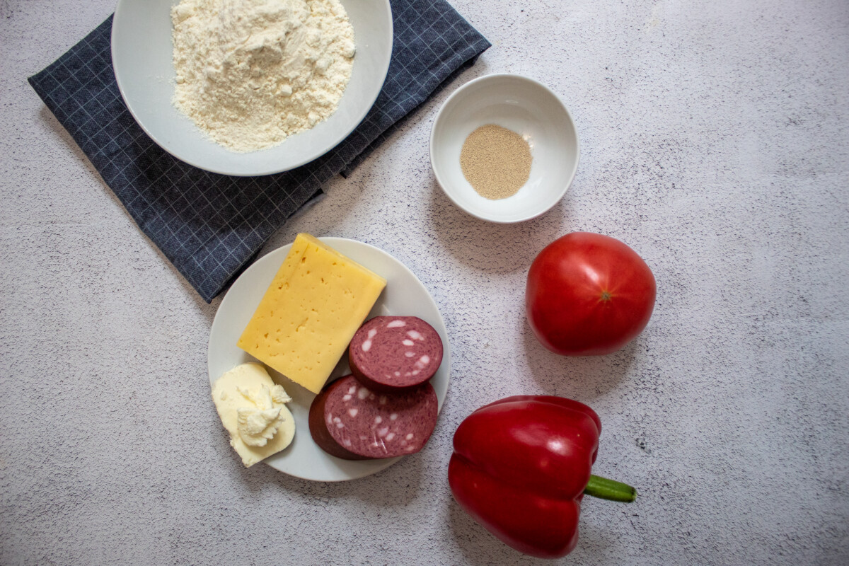 Фото приготовления рецепта: Дрожжевая пицца с помидорами и сыром - шаг №1