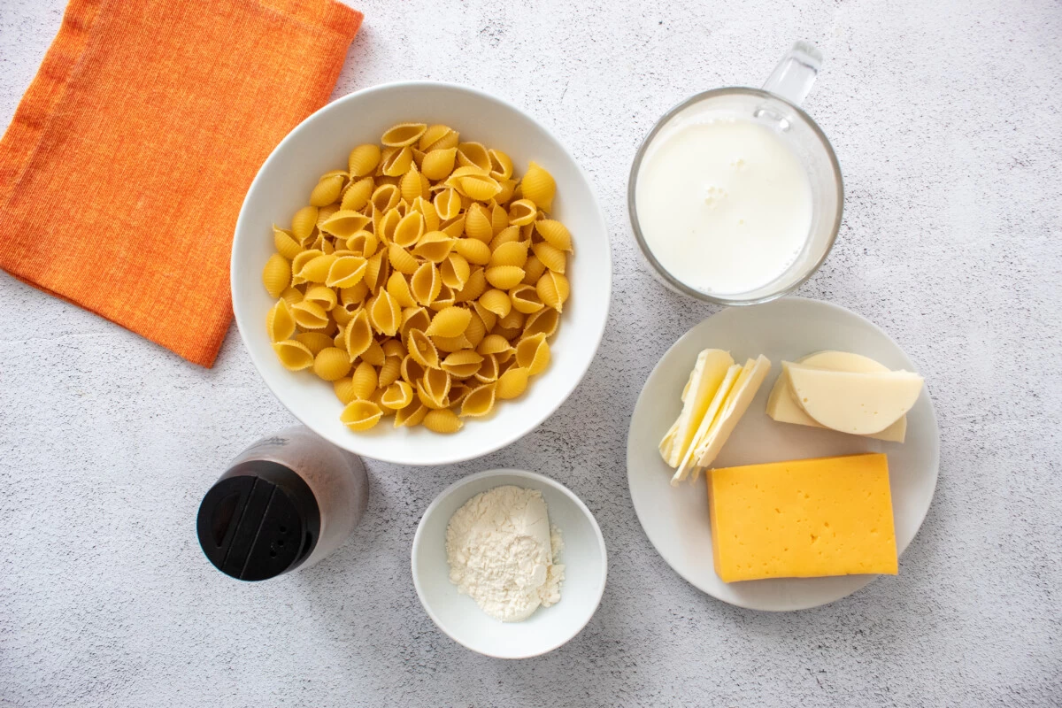 Фото приготовления рецепта: Макароны с сыром по американски - шаг №1