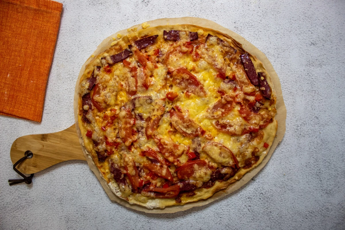 Фото приготовления рецепта: Дрожжевая пицца с помидорами и сыром - шаг №13