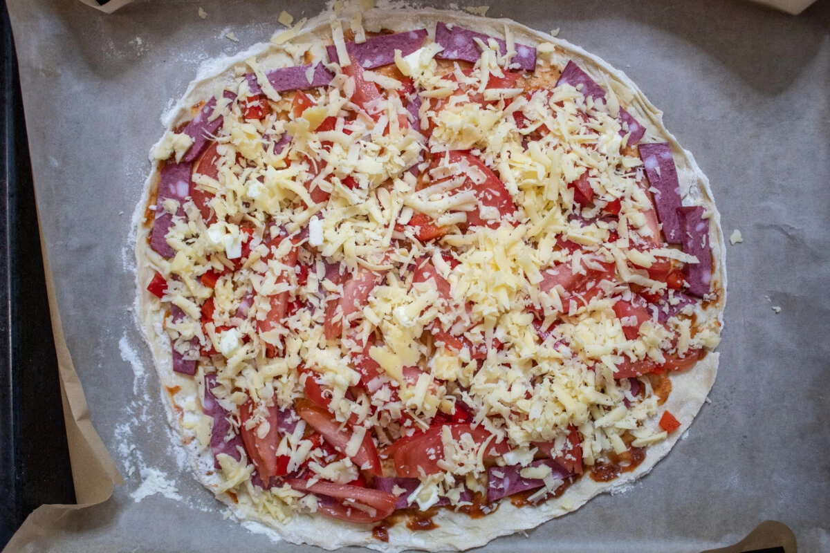 Фото приготовления рецепта: Дрожжевая пицца с помидорами и сыром - шаг №12