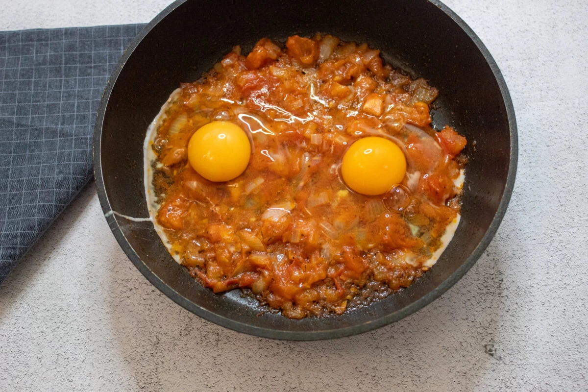 Фото приготовления рецепта: Макароны с луком и яйцом в томатном соусе - шаг №7