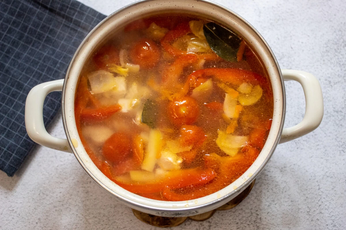 Фото приготовления рецепта: Суп с болгарским перцем и помидорами - шаг №11