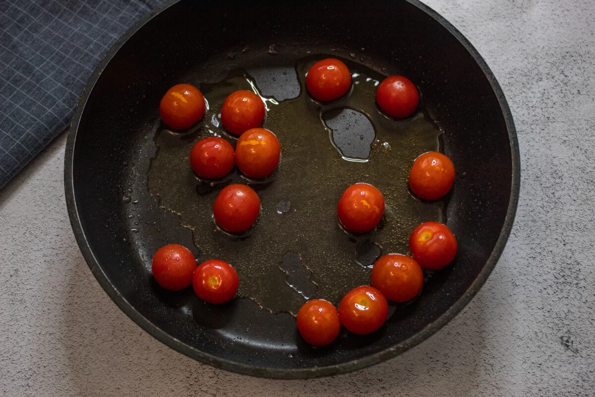 Фото приготовления рецепта: Суп с болгарским перцем и помидорами - шаг №6
