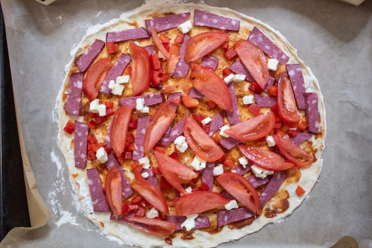 Фото приготовления рецепта: Дрожжевая пицца с помидорами и сыром - шаг №11