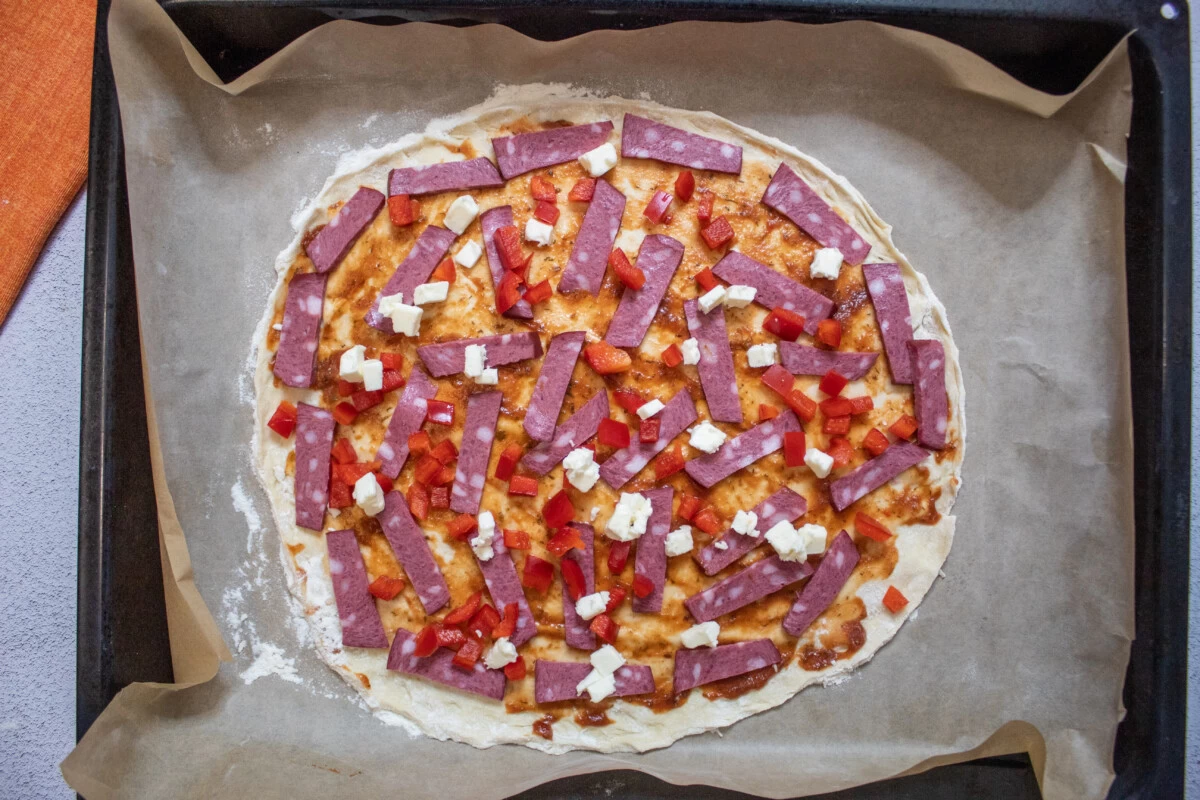 Фото приготовления рецепта: Дрожжевая пицца с помидорами и сыром - шаг №10