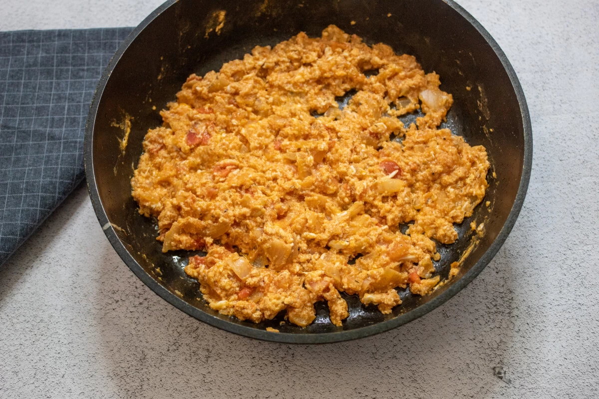 Фото приготовления рецепта: Макароны с луком и яйцом в томатном соусе - шаг №8