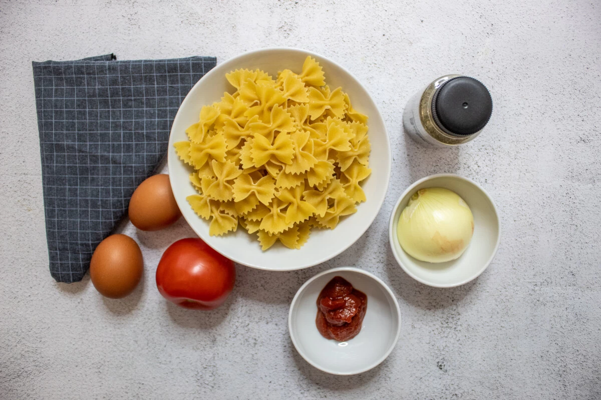 Фото приготовления рецепта: Макароны с луком и яйцом в томатном соусе - шаг №1