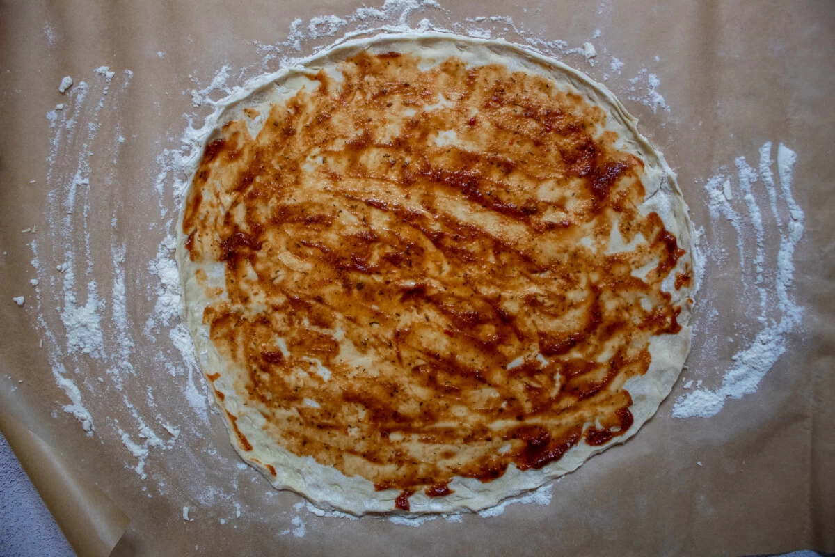 Фото приготовления рецепта: Дрожжевая пицца с помидорами и сыром - шаг №7