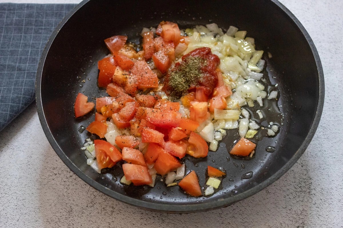 Фото приготовления рецепта: Макароны с луком и яйцом в томатном соусе - шаг №5