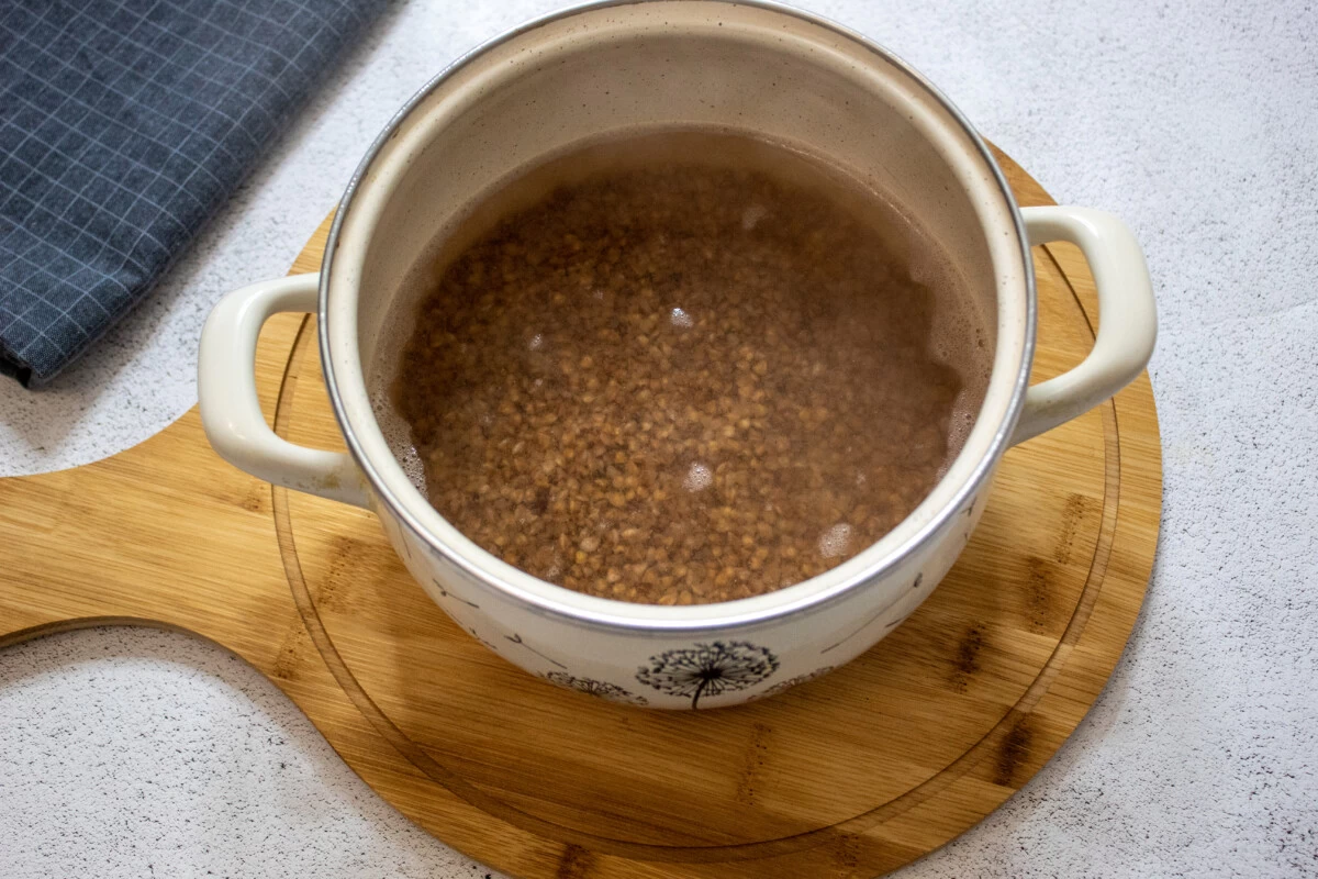Фото приготовления рецепта: Каша гречневая рассыпчатая на воде - шаг №4