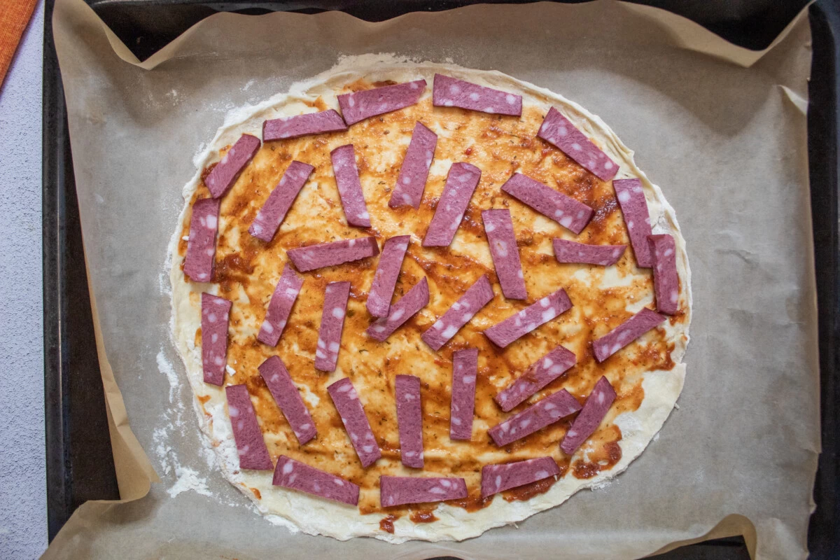 Фото приготовления рецепта: Дрожжевая пицца с помидорами и сыром - шаг №8