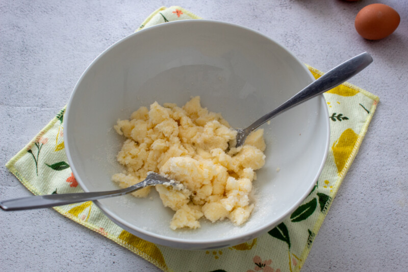 Фото приготовления рецепта: Сырные маффины с яблоком- шаг №2