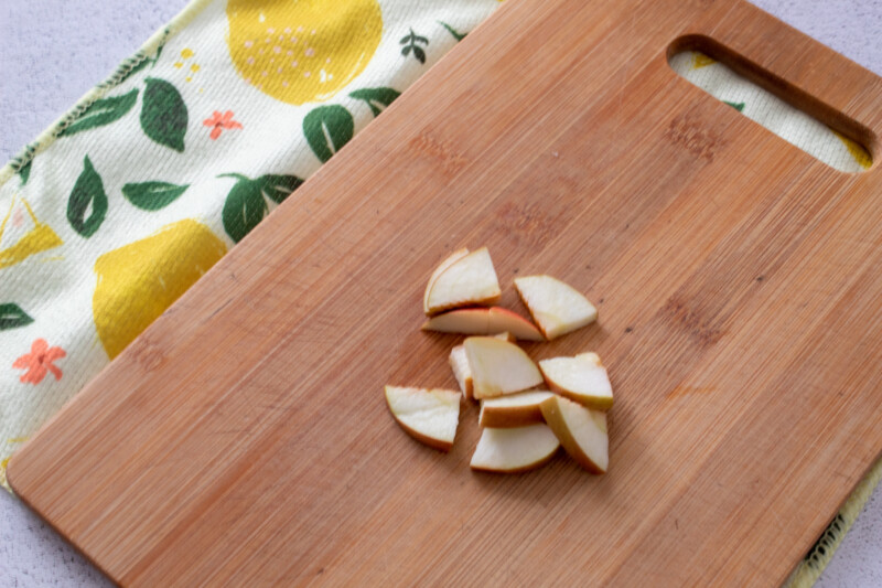 Фото приготовления рецепта: Сырные маффины с яблоком- шаг №9
