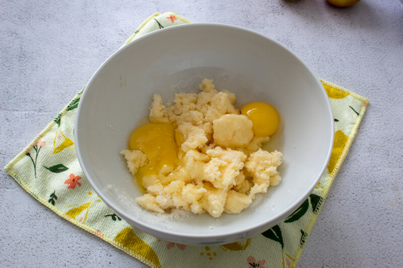 Фото приготовления рецепта: Сырные маффины с яблоком- шаг №3