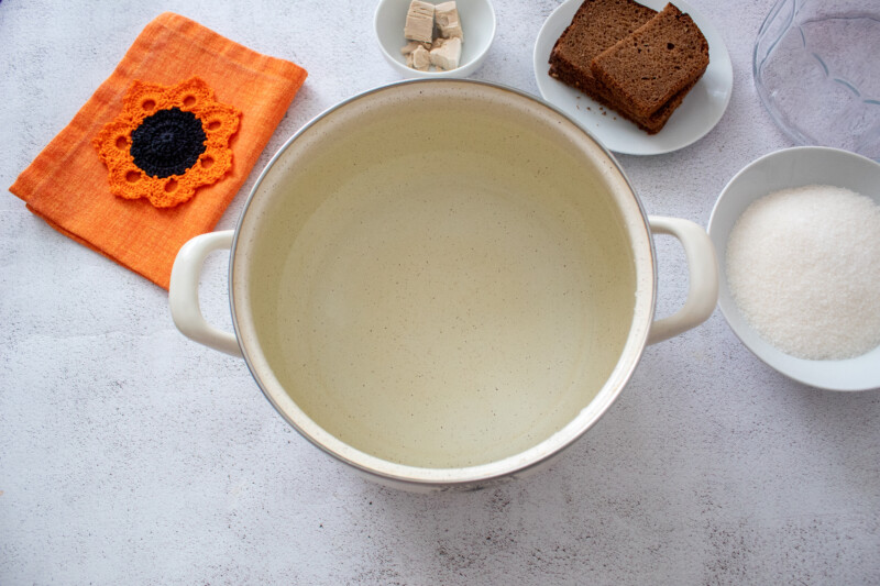 Фото приготовления рецепта: Домашний квас из ржаного хлеба - шаг №2