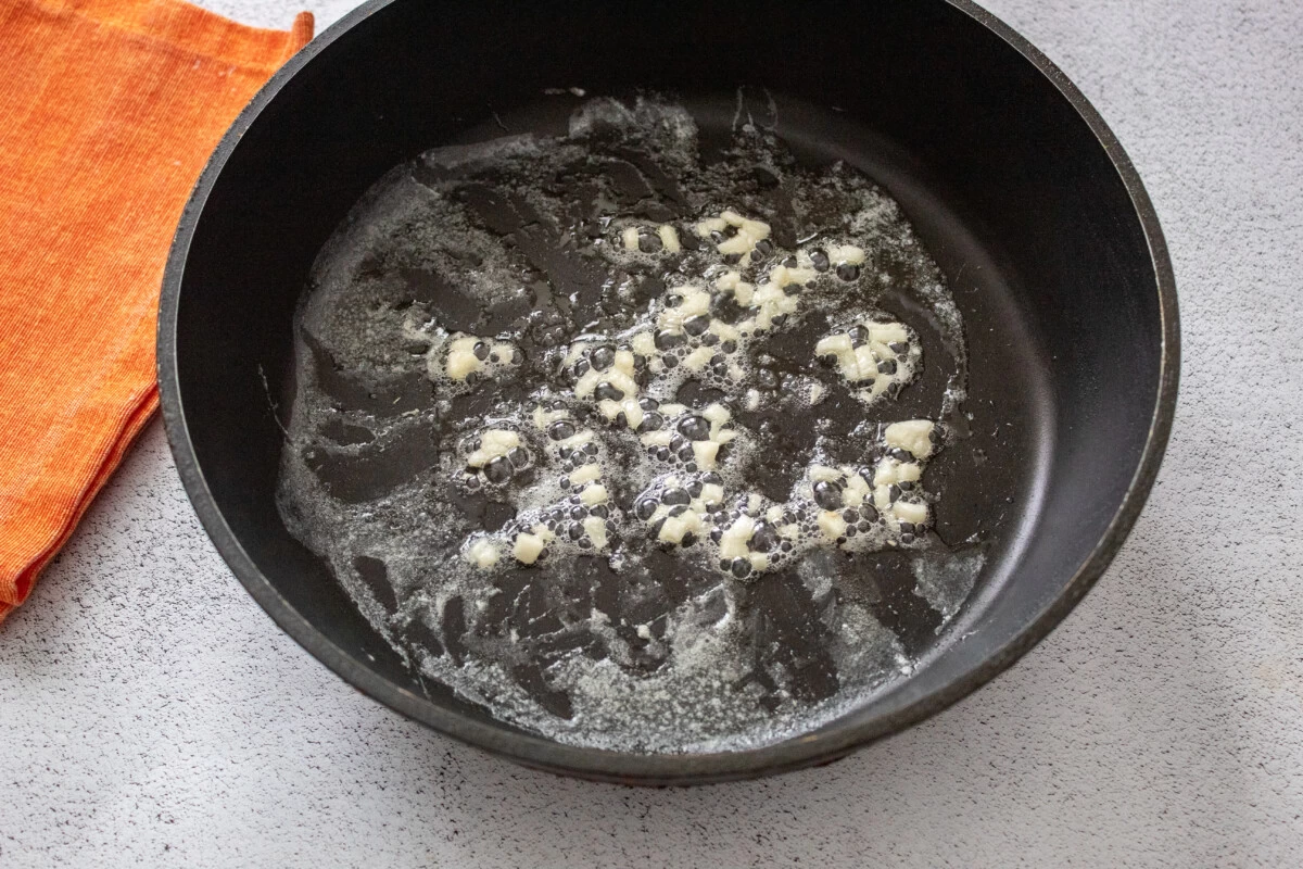 Фото приготовления рецепта: Шампиньоны с чесночным соусом - шаг №3