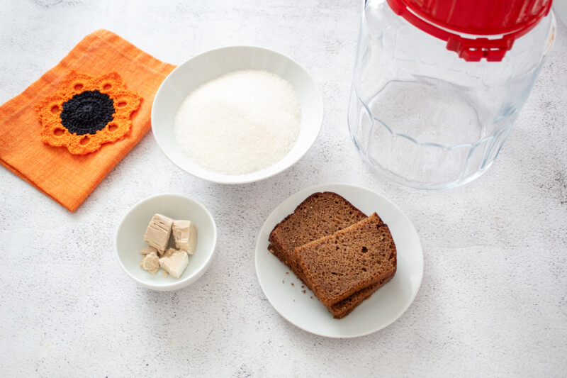 Фото приготовления рецепта: Домашний квас из ржаного хлеба - шаг №1