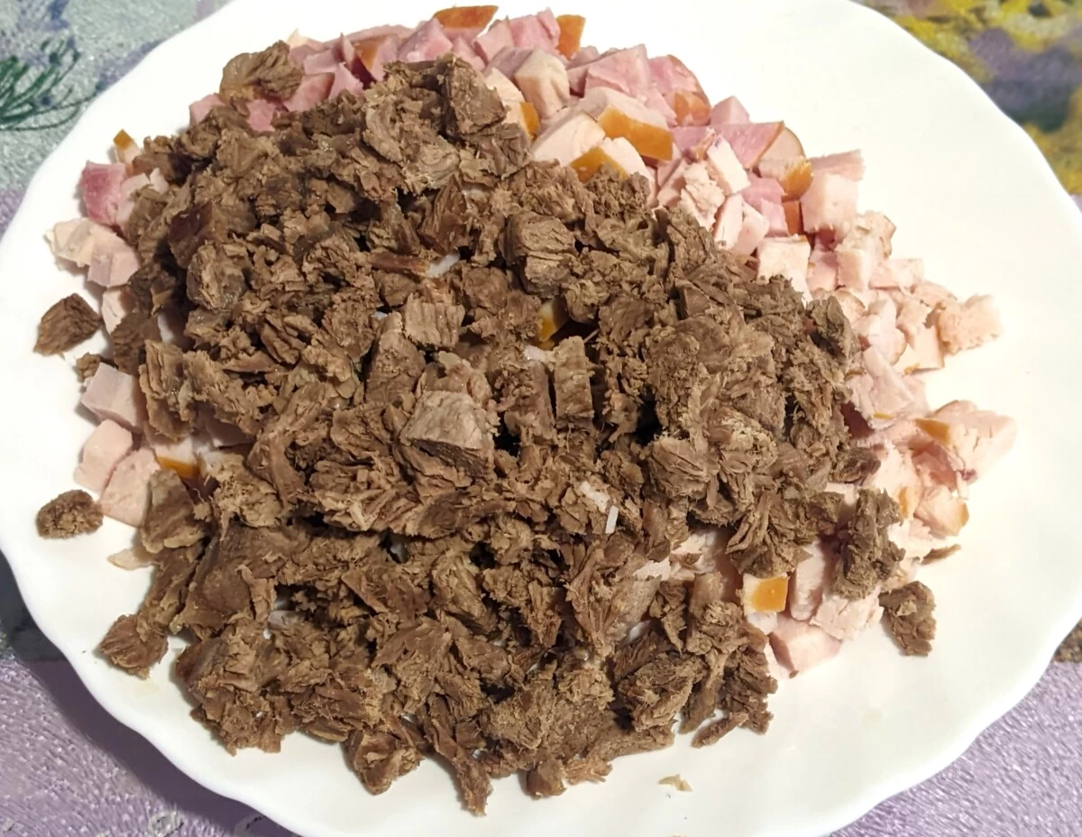 Фото приготовления рецепта: Солянка сборная мясная с огурцами - шаг №2