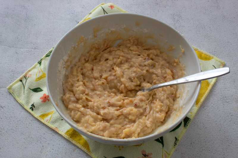 Фото приготовления рецепта: Сырные маффины с яблоком- шаг №8