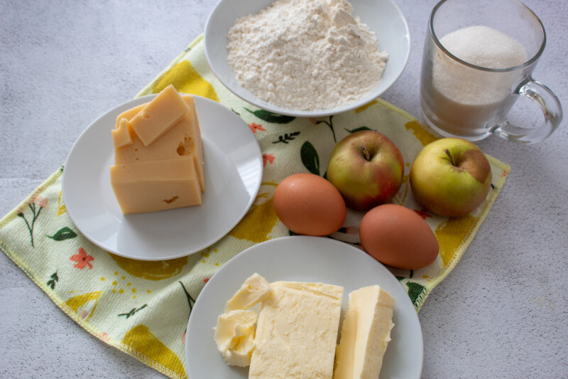 Фото приготовления рецепта: Сырные маффины с яблоком- шаг №1